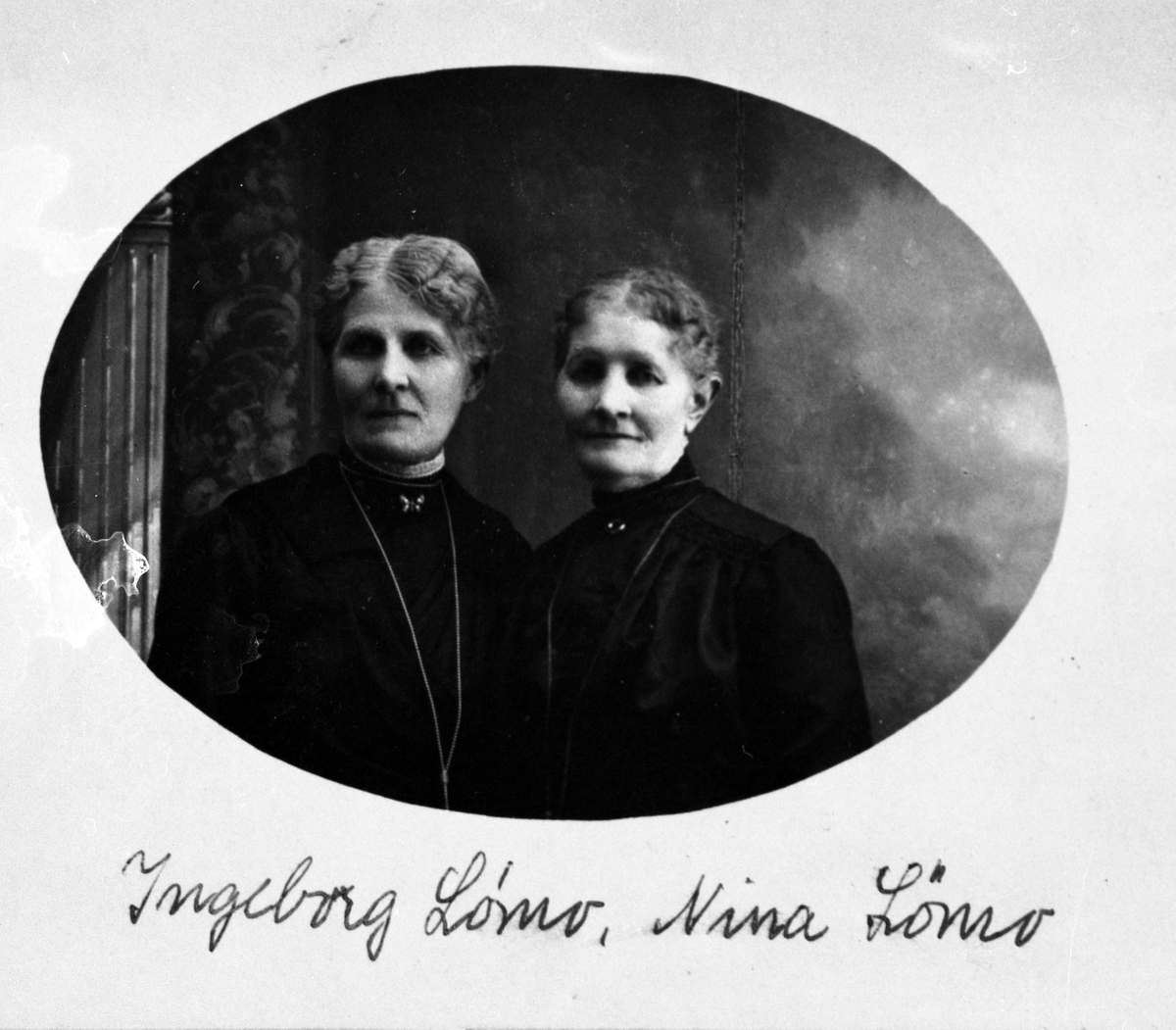 Søstrene Lømo, Ingeborg og Nina. Fotografer i Elverum ca 1900-1920.