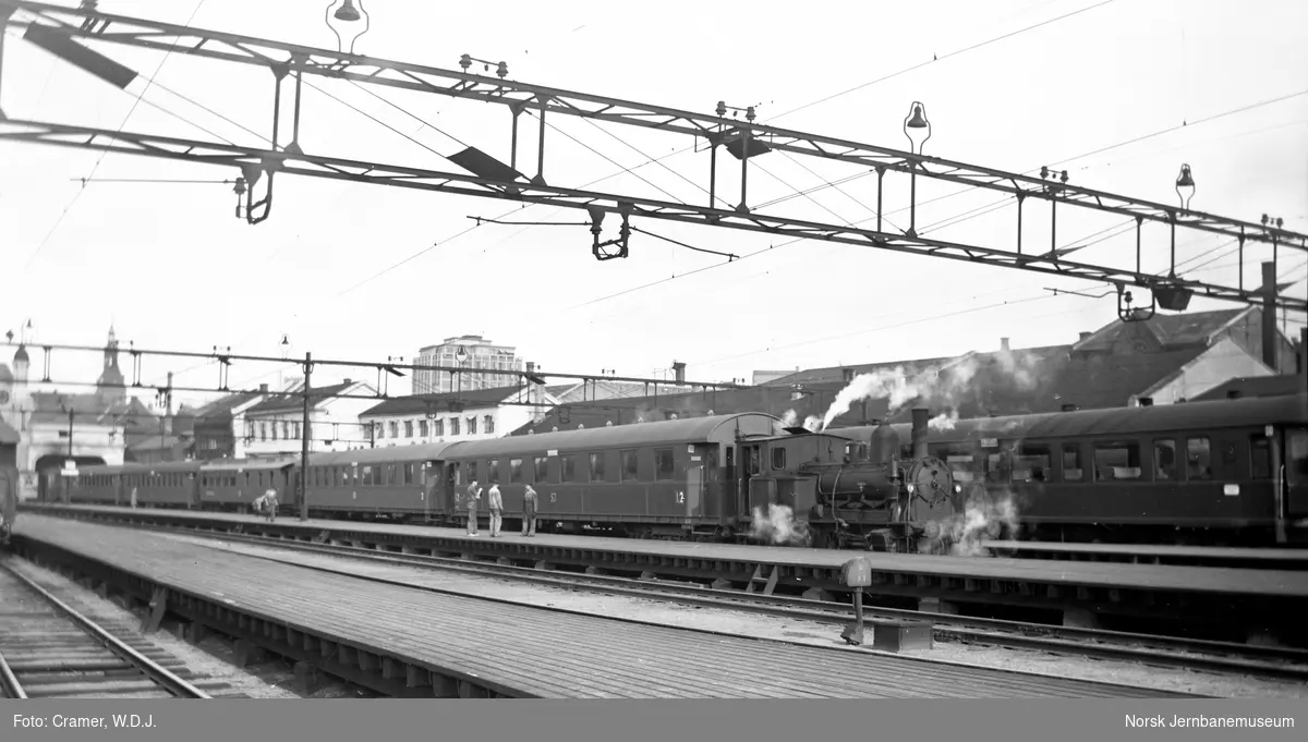 Damplokomotiv type 25e nr. 486 skifter ekspresstoget til Stockholm inn på Oslo Ø