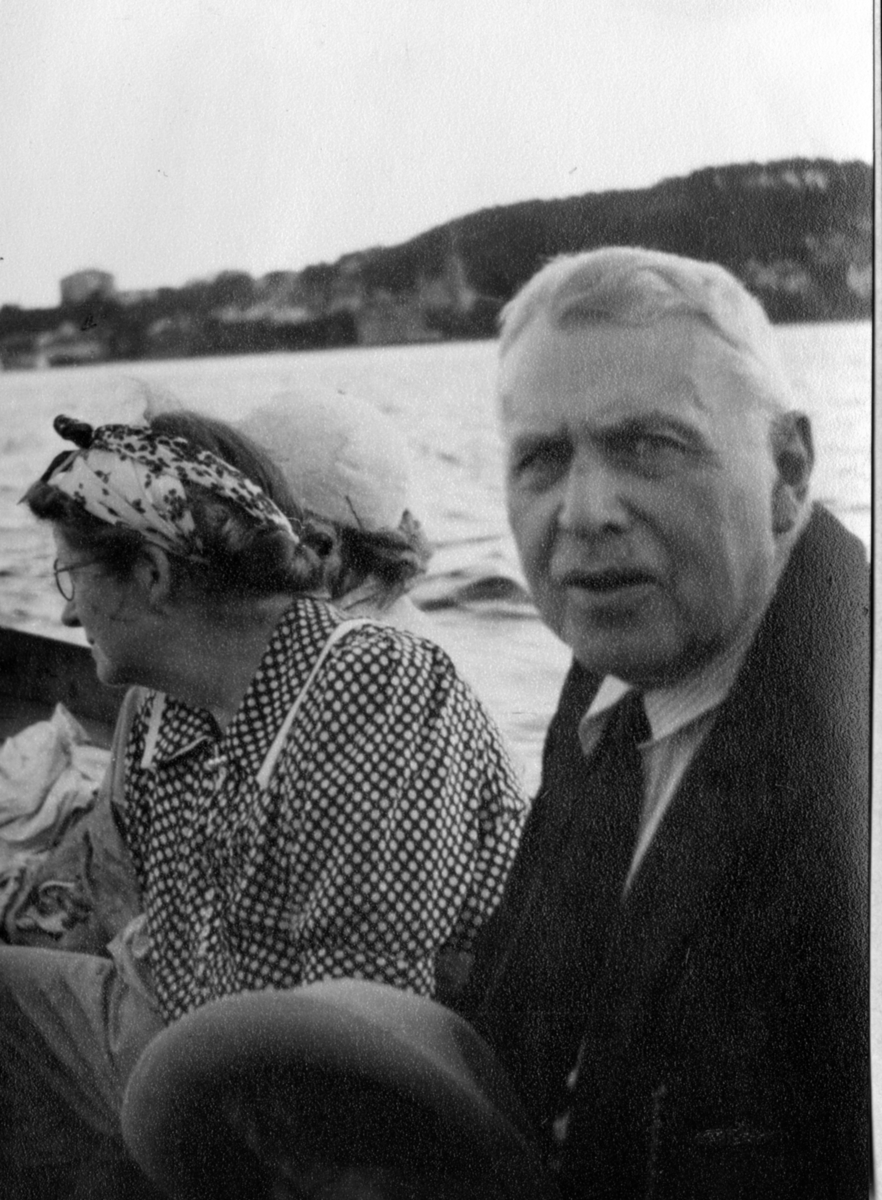Otto Bolman Biørn og kone Jenny Biørn  i båt, Kragerø fjorden.