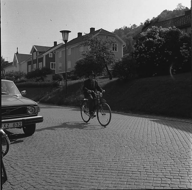 En man med hatt cyklar på Brahegatan söderut.