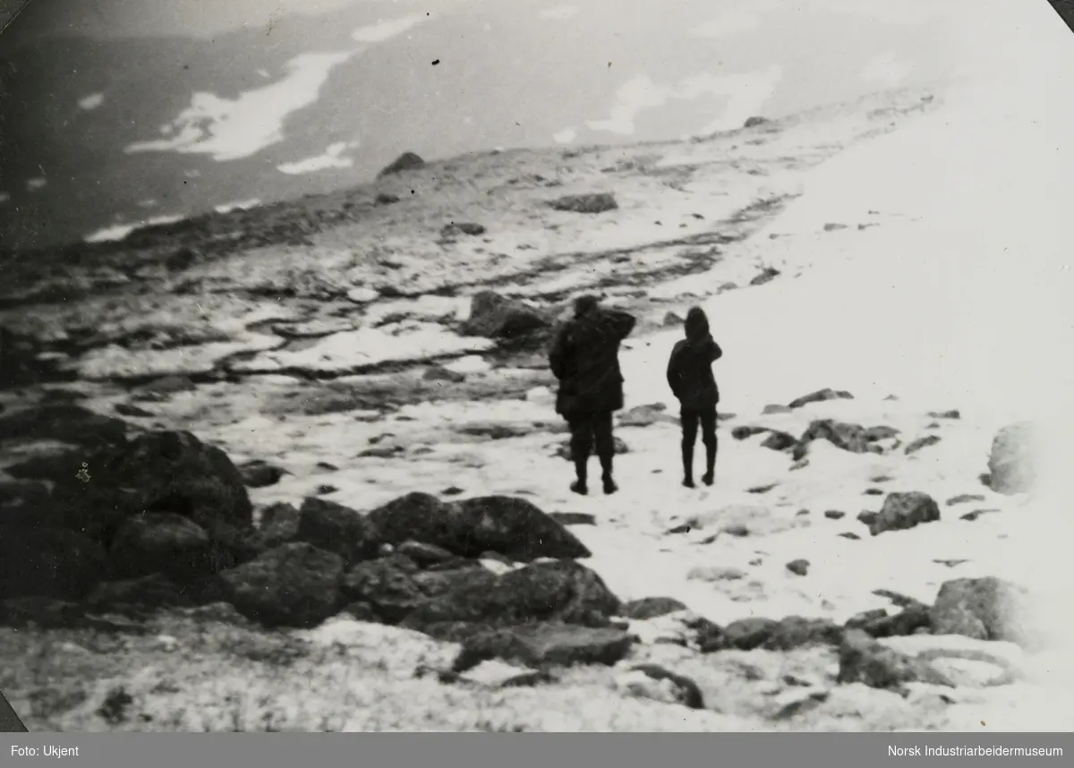 To personer i fjellet på Sudigardskveven ovenfor Vågen, Møsstrond