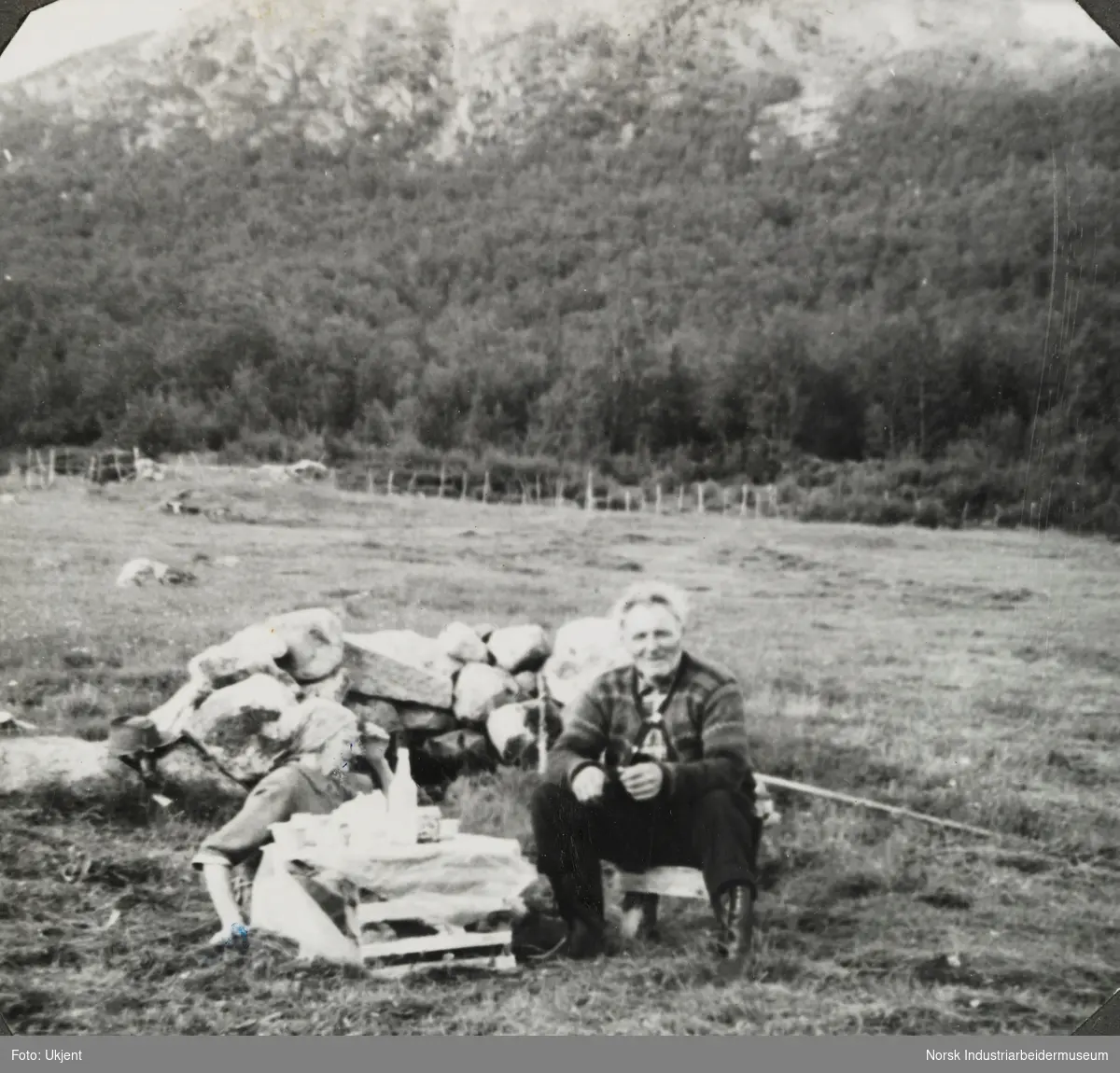 Olav og Ingebjørg Lien sitter i gresset på Skutebui, nord om Li på Møsstrond