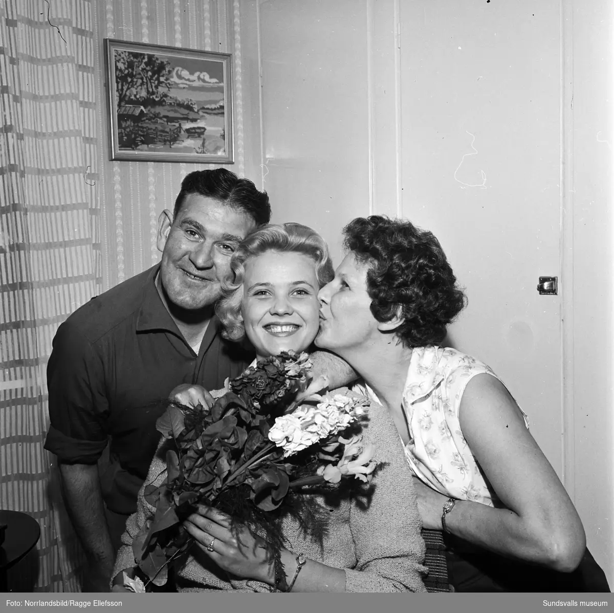 Elisabeth Eriksson, Skönsberg, blev utsedd till Medelpads vackraste flicka 1960. Bilder i hemmet med sina föräldrar, utomhus samt på damfriseringen som är hennes arbetsplats.