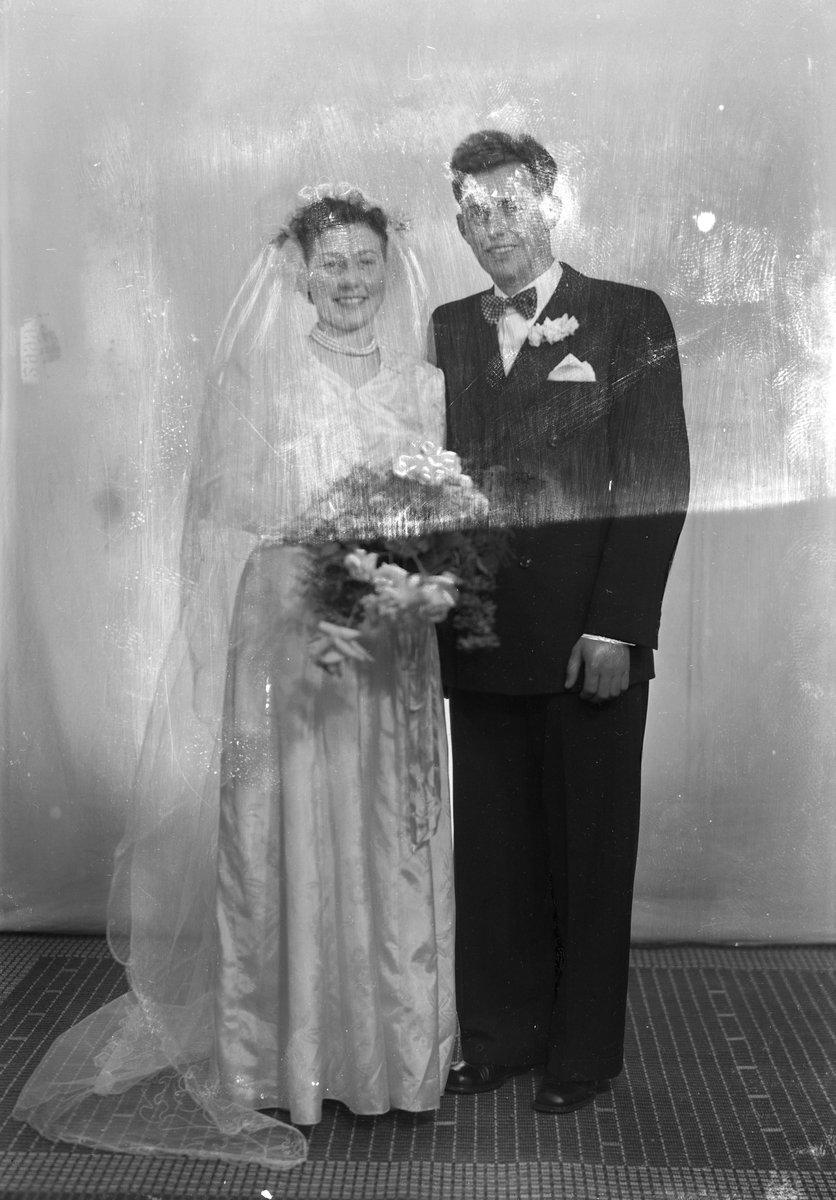 Arnfinn Kapskarmo og Ester Sandslett, brudepar