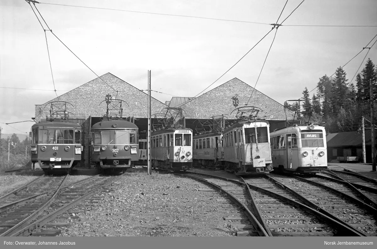 Bærumsbanens motorvogner og sporvogner utenfor vognhallen på Avløs stasjon. Fra venstre vogn nr. 401, 302, 32, 18 "Gullfisk" nr. 184