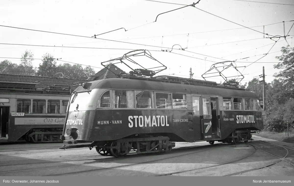 Ekebergbanens motorvogn nr. 1018 vognhallen på Holtet stasjon