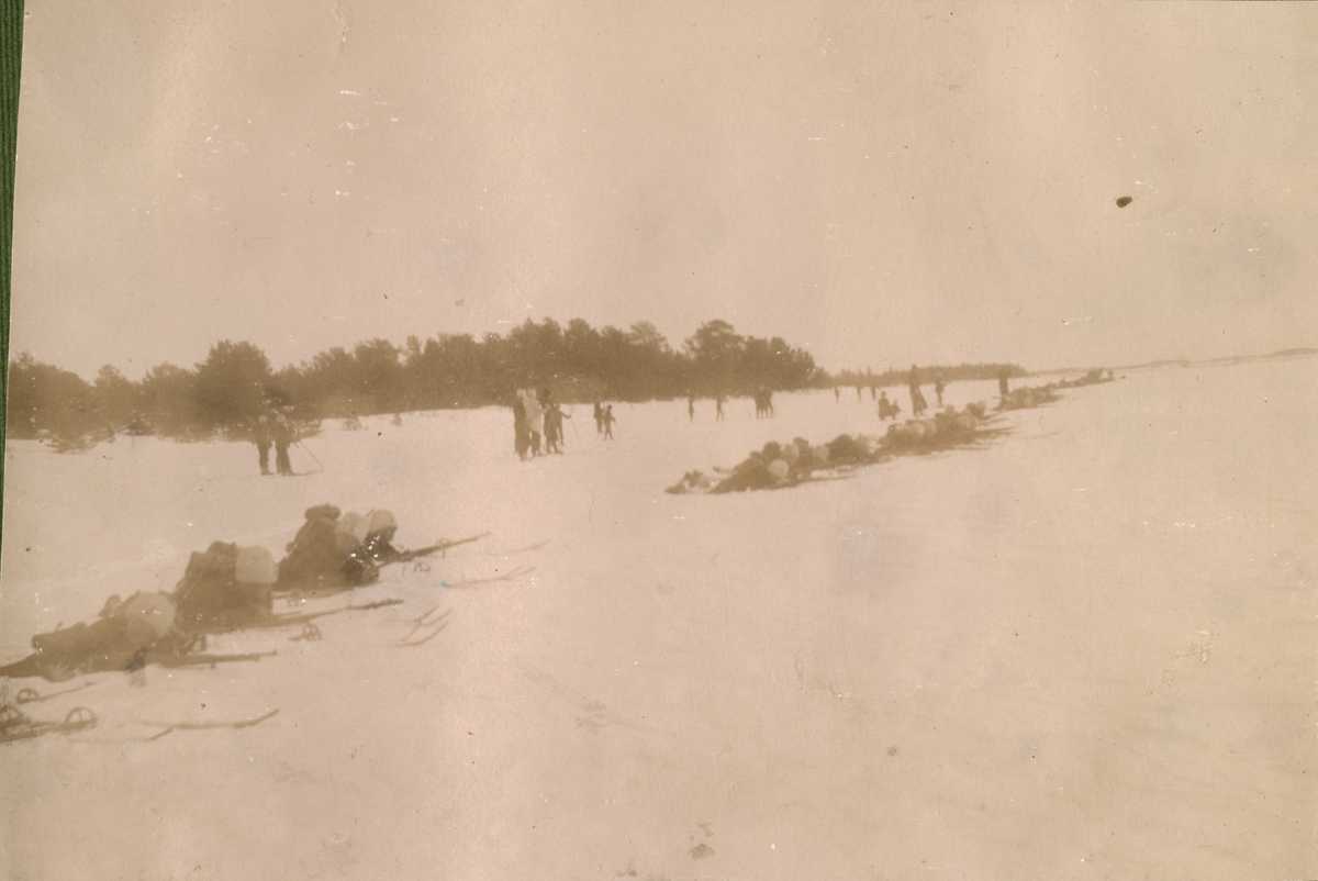 Text i fotoalbum: "Manöver i trakten af Piteå vintern 1906. Fältskjutning vid Öjebyn."