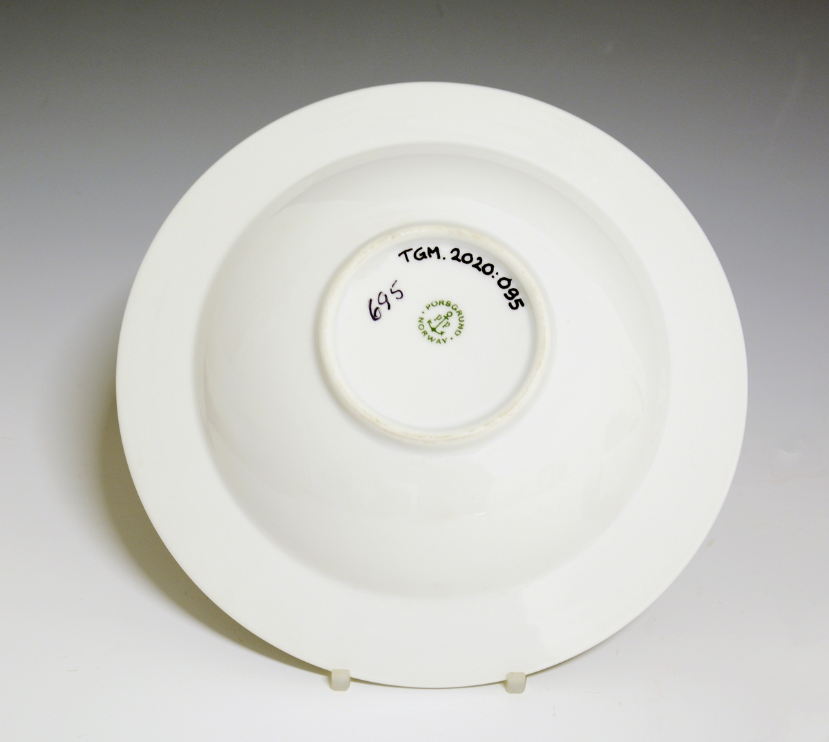 Dyp tallerken av porselen med hvit glasur. I fanens gods riller. Dekorert med trykket svibel.
Modell: Saturn
Dekor: Svibel trykkdekor.
