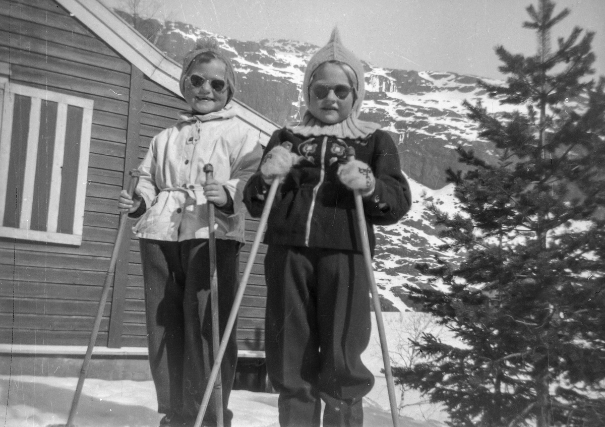 To jenter i skiantrekk ved hytta på Løyning.