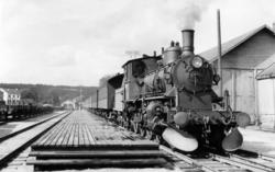 Damplokomotiv type 27a nr. 305 med persontog på Mysen stasjo