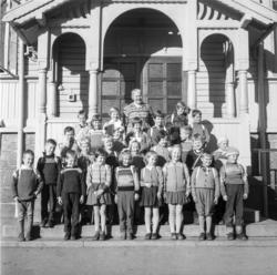 1. klasse ved Elvebakken skole i 1958 med lærer Drageland.