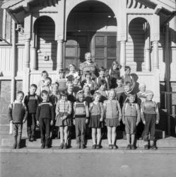 1. klasse ved Elvebakken skole i 1958 med lærer Drageland.