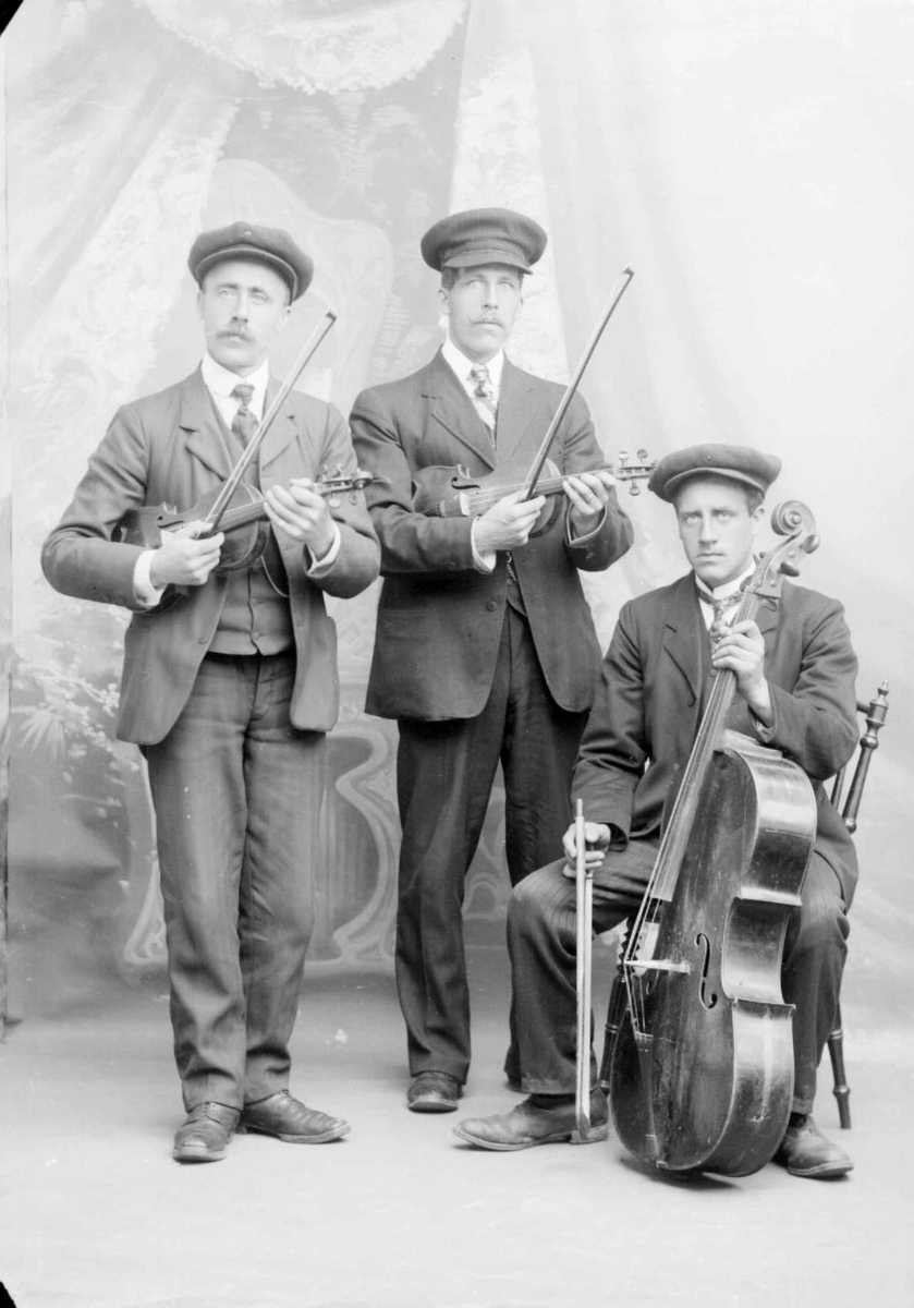 Torger Iverstuens musikk med fra venstre Torger Iverstuen, Ole Johannesen Løften og Amund Iverstuen med cello.