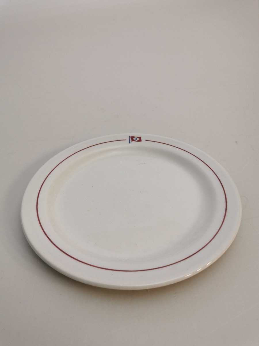 En 1mm rød kant, 0,9 cm fra ytterkant av tallerkenen med et mellomrom for rederiflagget til Ofotents Dampskibsselskap AS. Tallerkenkanten er 1,5 cm bred.