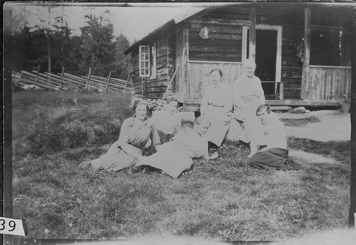 Kvinner ved Viksetra i Sigdal, ca. 1925-30.