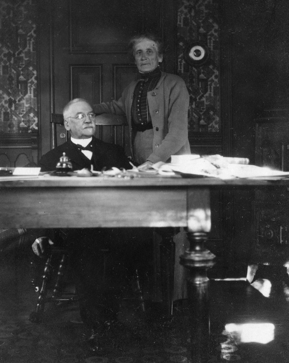 Jacob Walnum and his wife Lydia Jakobine Walnum at Svanviken, 1918.