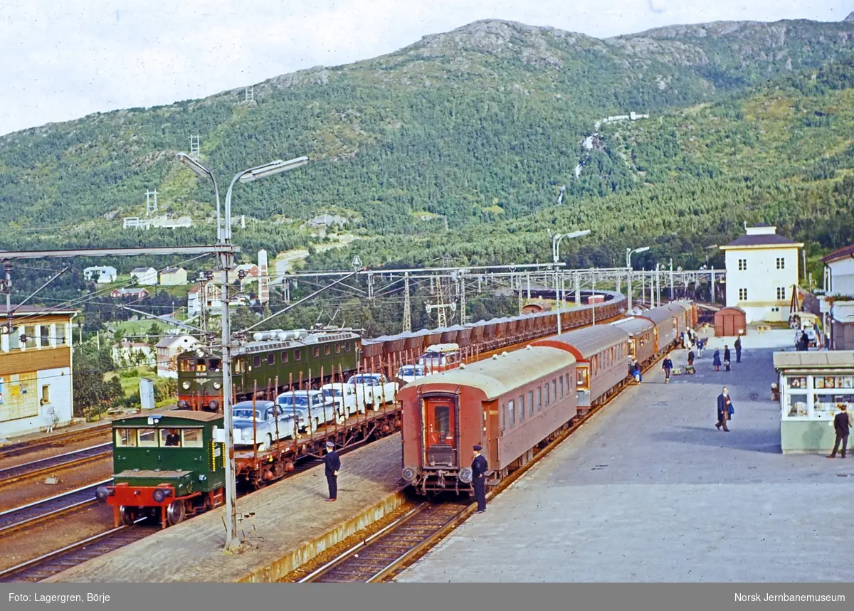 Persontoget "Karven" til Kiruna på Narvik stasjon. I midten skiftetraktor Ska 205 1 med bilvogner. Til venstre elektrisk lokomotiv El 12 2115-2116 med malmtog.