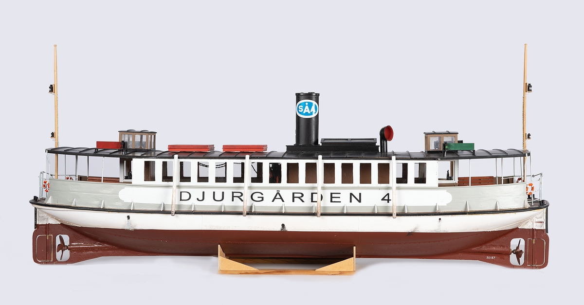 Modell av passagerarångfartyget Djurgården 4 byggd 1897. Radiostyrd och detaljrik.