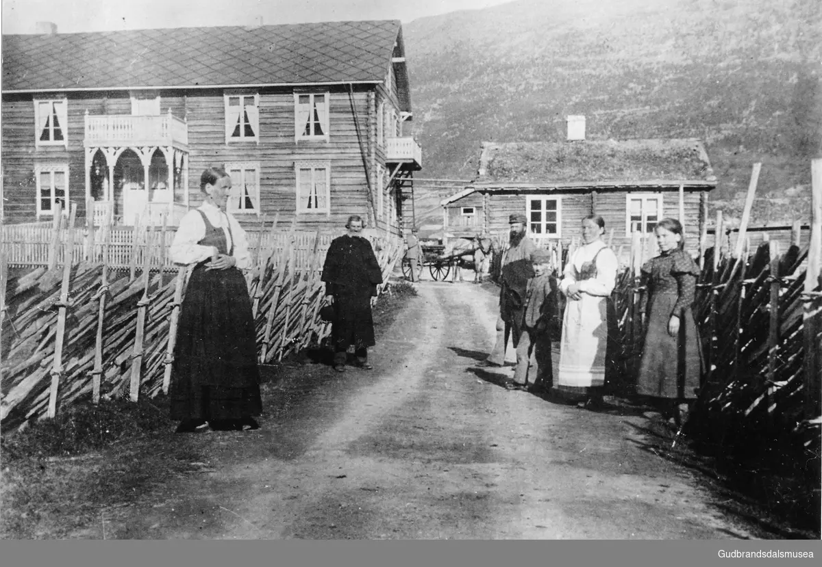 Magnhild Skjåk (f. Gjeilo 1851, g. Ånstad fyrste gong) flytter frå sygard Ånstad til uppigard Skjåk før 1905