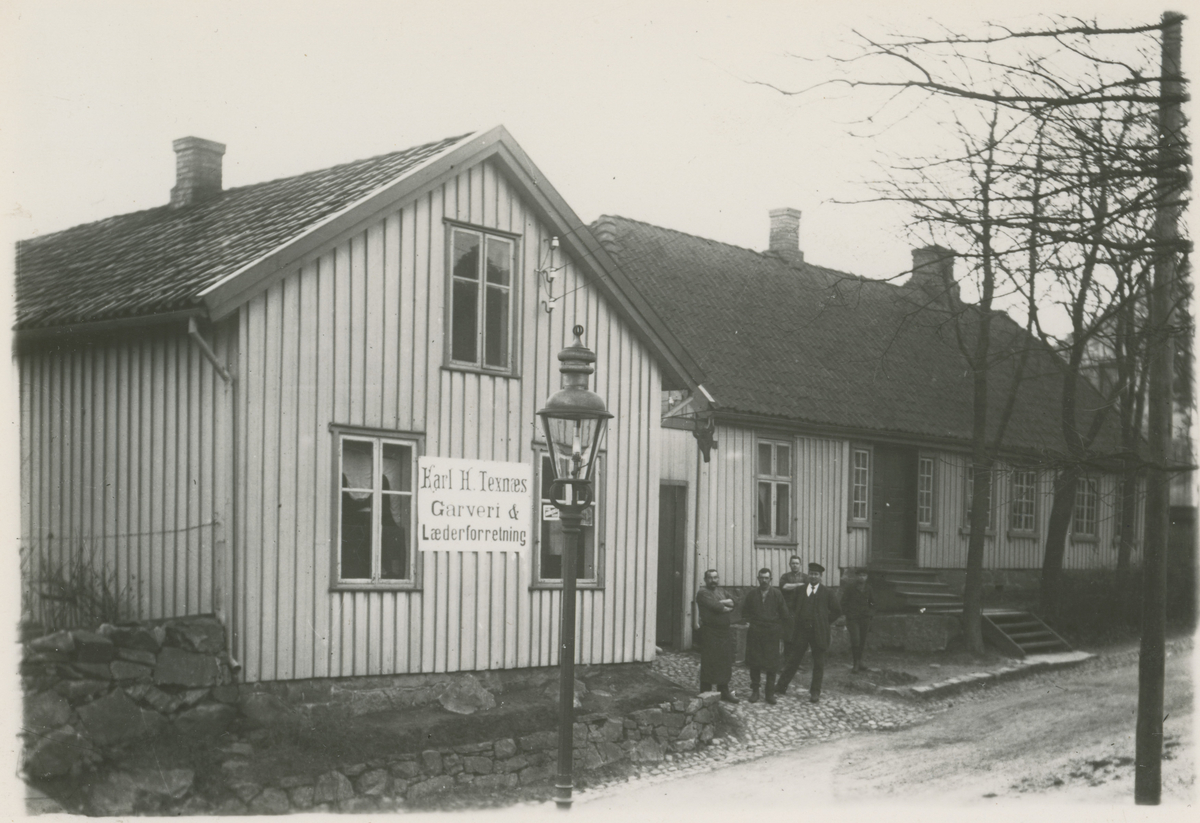 Før 1916.
Fotograf har stått i Klostergata.
Detaljer:	Klostergata 6.
Historikk: Oppført  rundt 1820. Garver Karl Texnæs kjøpte eiendommen i 1890 og rev gården i 1916 til fordel for en fabrikkbygning. Nummer 4 i dag.