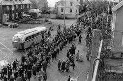 17. mai-tog i Strandgata ved torget på Sortland 1953, Kristo