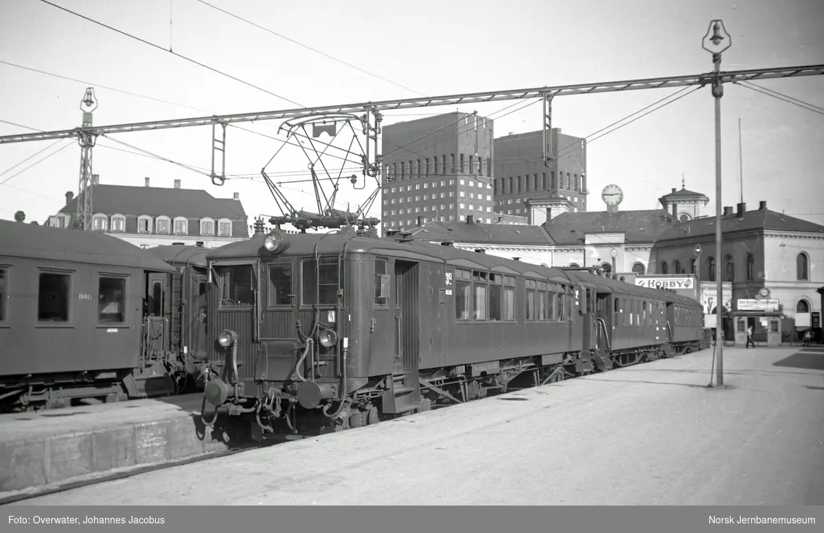 Elektrisk motorvogn Cmeo 102 18501, styrevogn litra CDFo4d nr. 18611 og litra CDFo4d nr. 18612 med persontog på Oslo Vestbanestasjon