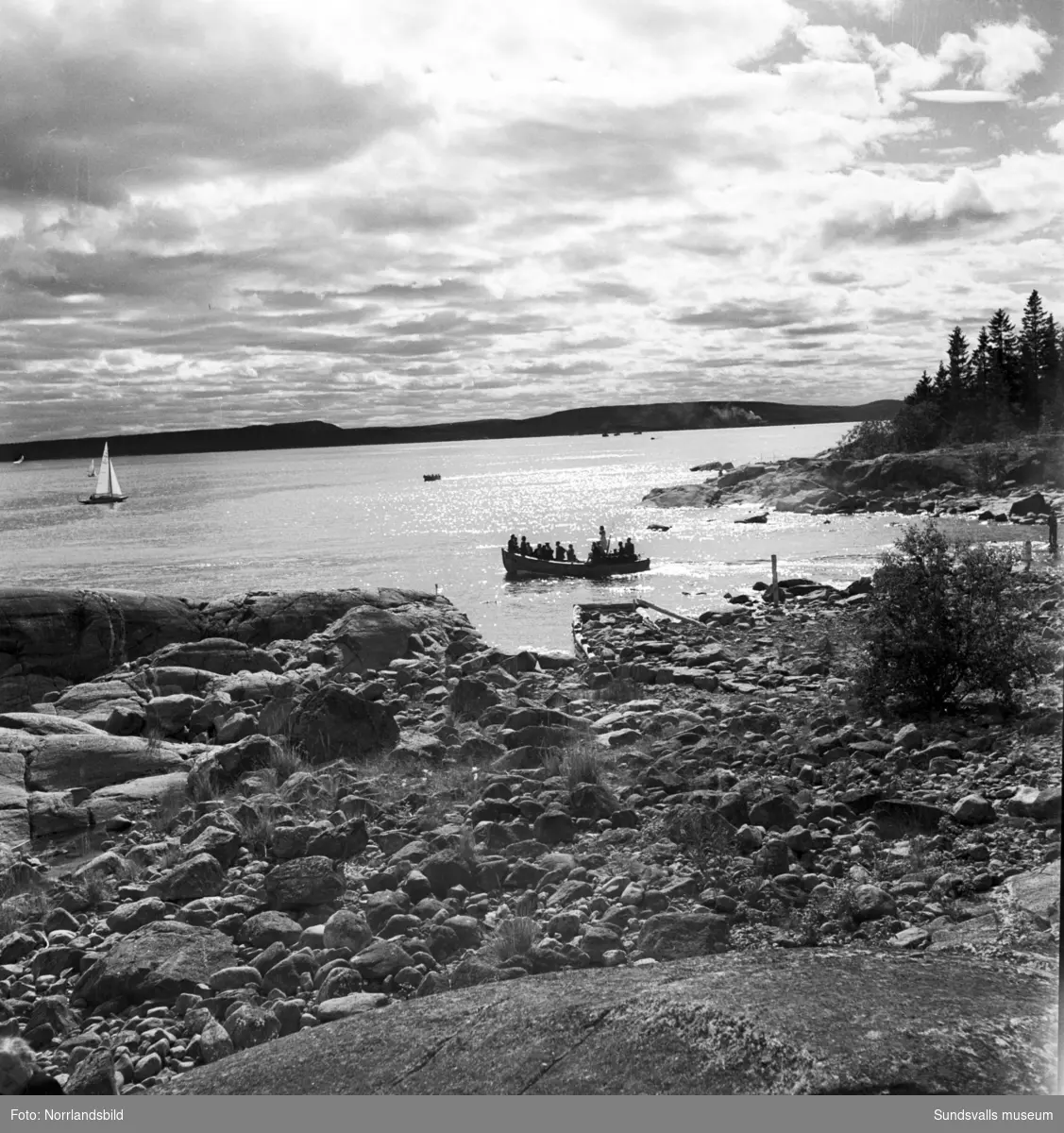 Spikarnas fiskeläge, sommarbilder med båtar och människor. Sista bilden är tagen från Tranviken.