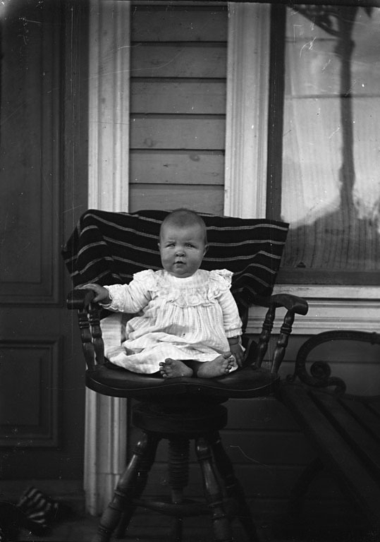 Maja Lindgren i stol på veranda.