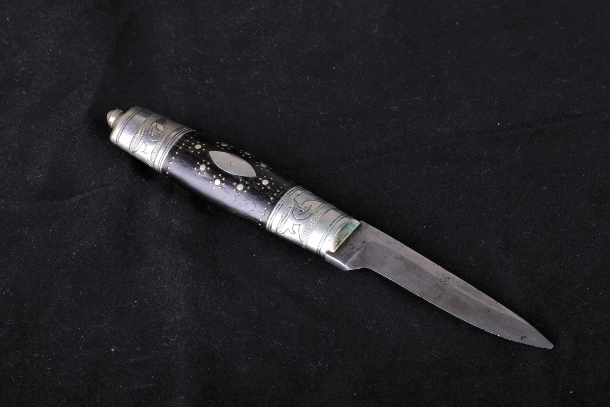 Kniven er laget på Toten, og deretter solgt av HB Falk, Gjøvik.