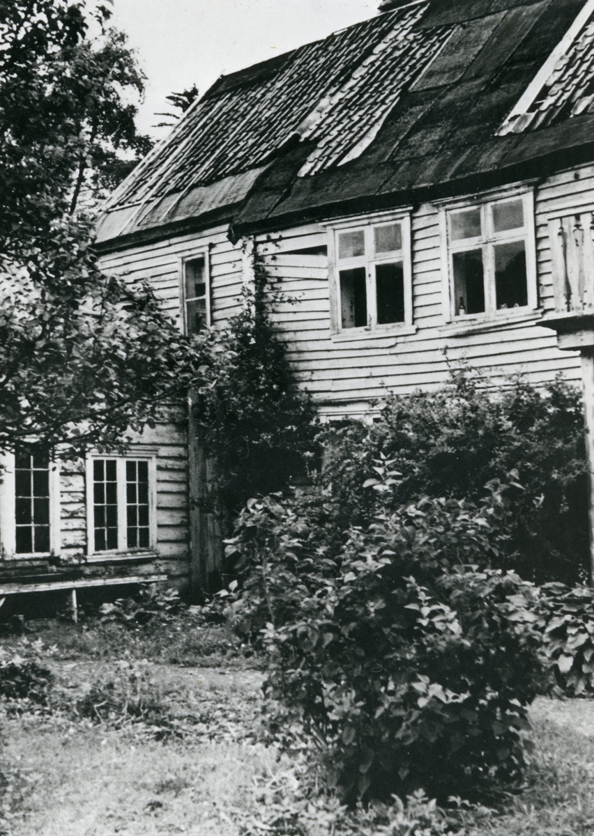 En serie eldre bilder av Herøy gard. Den har senere blitt renovert og er en del av Herøy Kystmuseum.