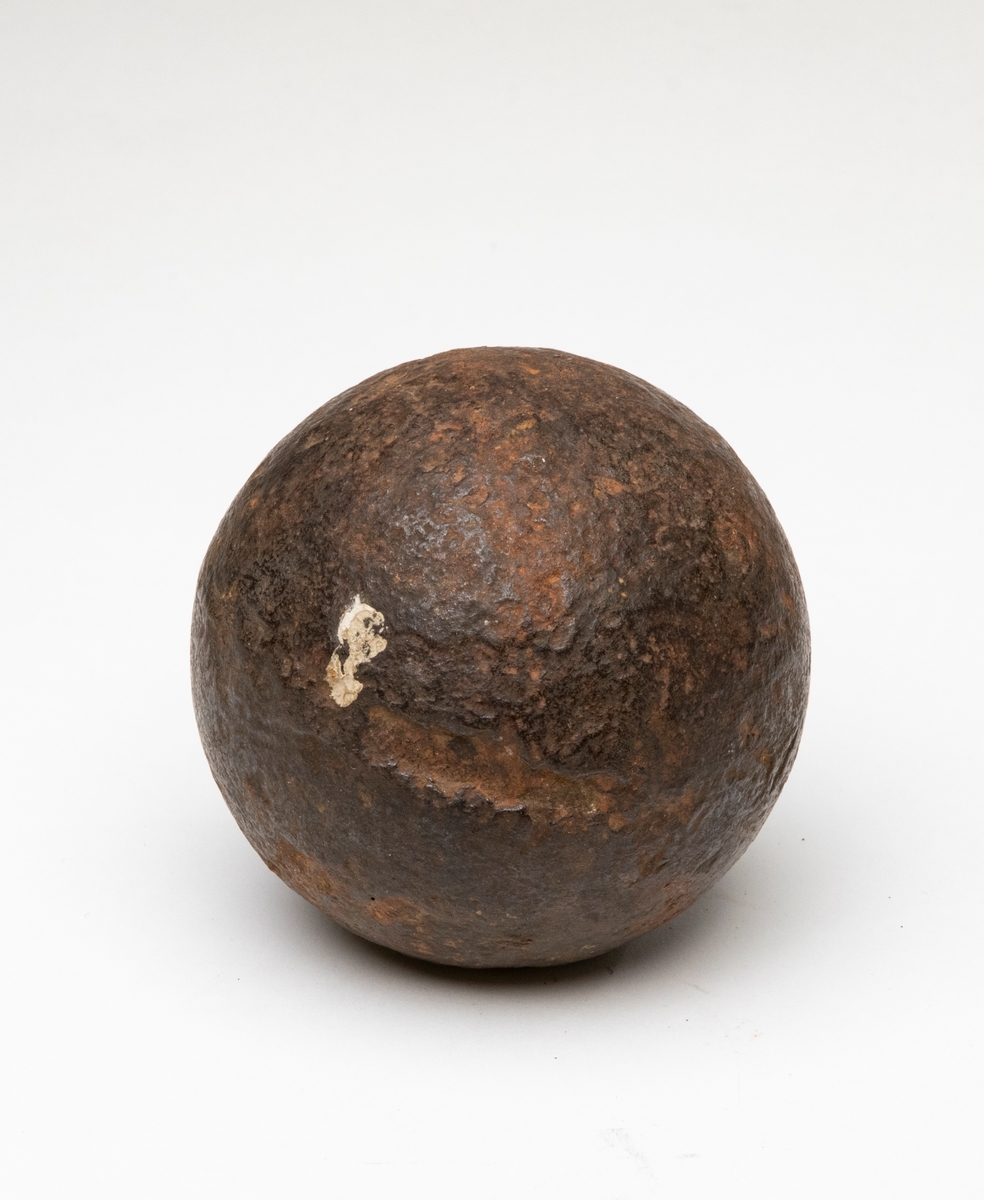 Kanonkula av järn av 1600-1700-talstyp, 6 pundig.