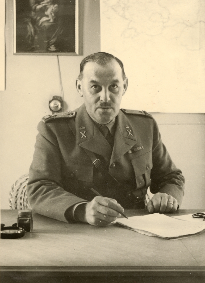 Text i fotoalbum: "Beredskapstjänst april-okt 1940 vid Fältpost. Stabsch: General Bredberg".