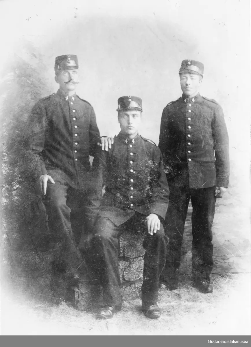 Mathias Geilbakken (f. 1880), Sylfest Forberg (f. 1879), Ivar Kummen (f. 1879) som soldatar