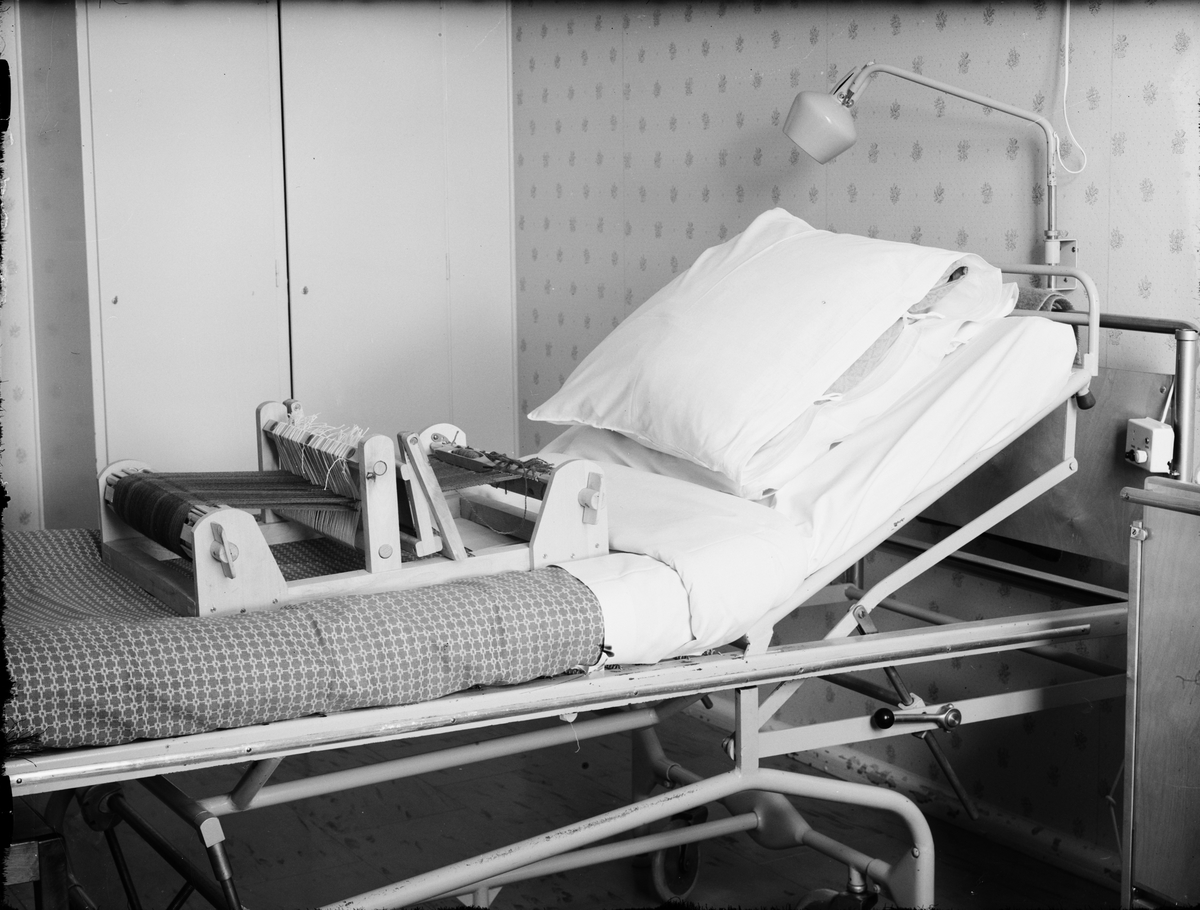 Sjukhussäng med liten vävstol, Östhammar, Uppland