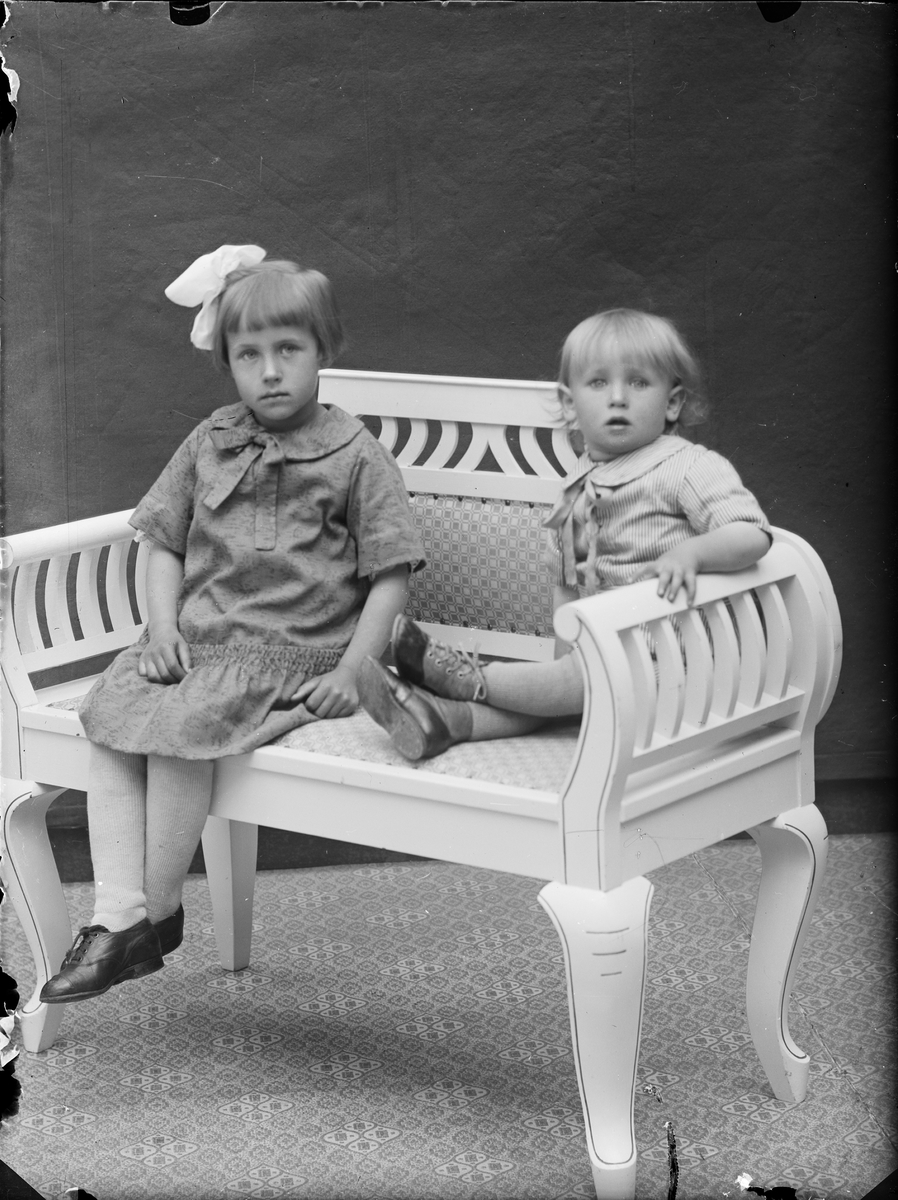 Ateljéporträtt - två barn, Alunda, Uppland