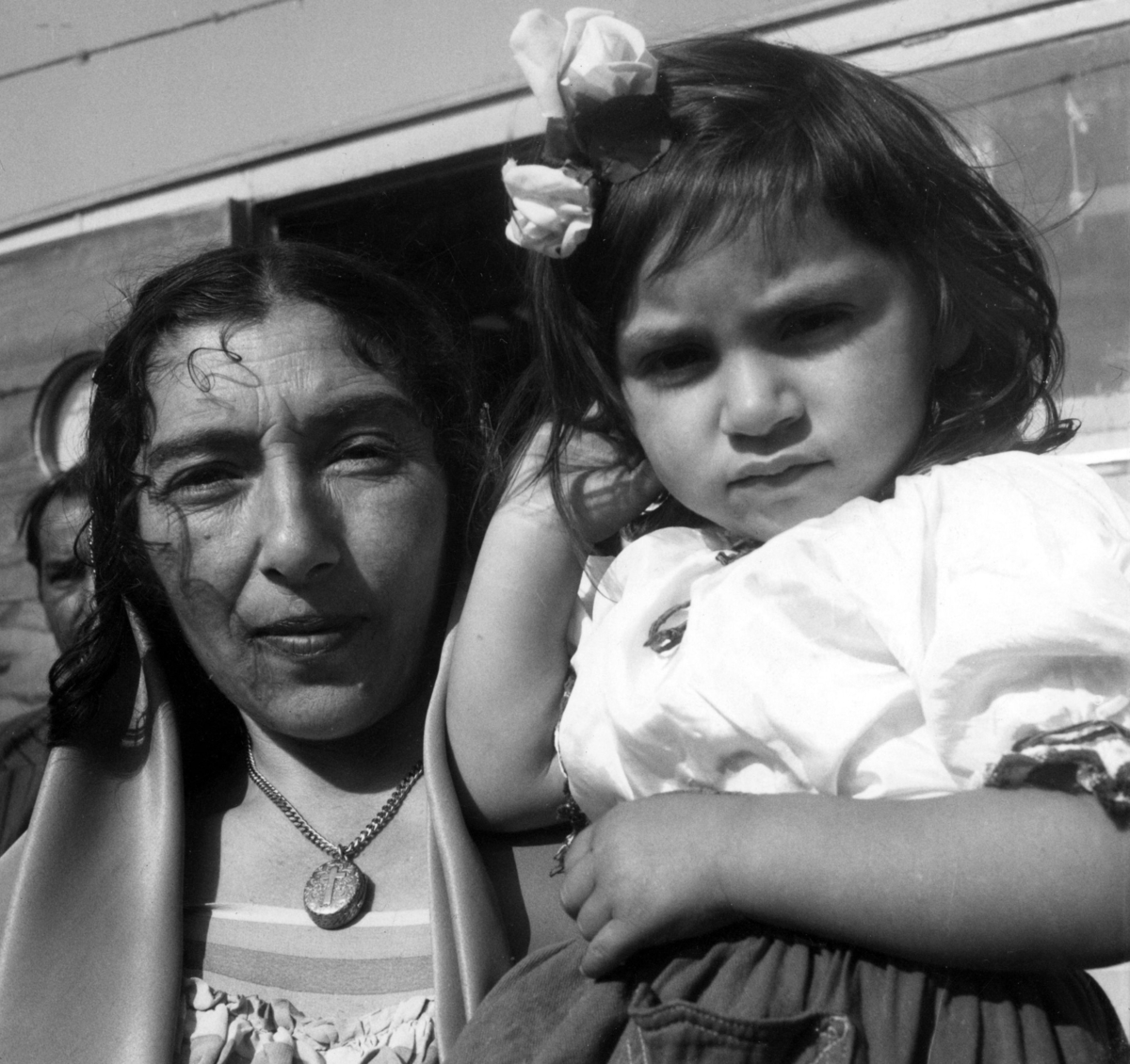 Romsk kvinna håller ett barn i famnen. 1954.