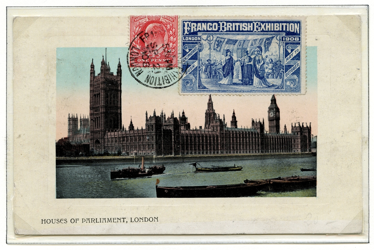 To postkort montert på A4-albumside. Det første kortet er frankert med et grønt frimerke med portrett av Kong Edward VII og stemplet i august 1908. 
Det andre postkortet er frankert med et rødt frimerke med portrett av Kong Edward VII og har et klistremerke med motiv fra Franco-British Exhibition 1908, og viser parlamentsbygningen i London med Themsen og båter i forgrunnen.