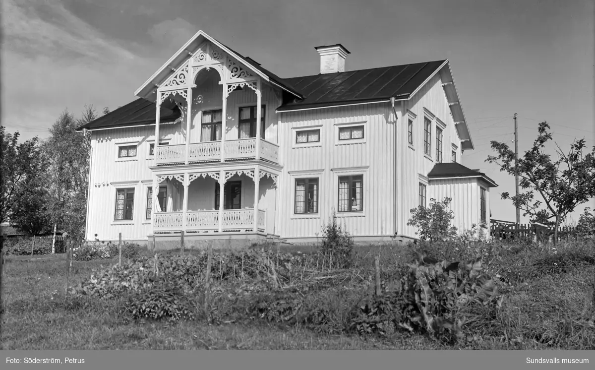Elfrid och Ada Näslunds hus i Kävsta. Huset brann ned vid ett åsknedslag 1970.