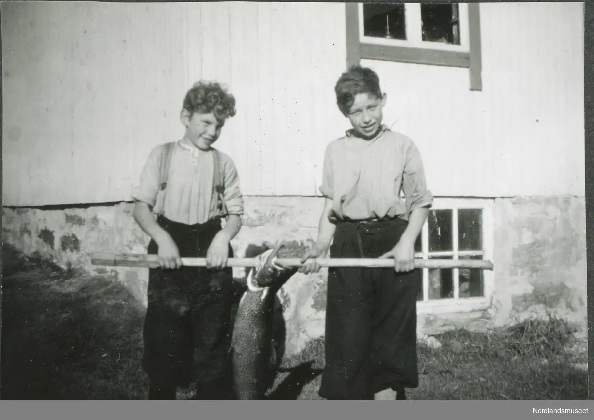 To stolte sjøørretfiskere fra Saursfjord. Tremenningene Arne Olsen, til venstre, og Rolf Olsen
