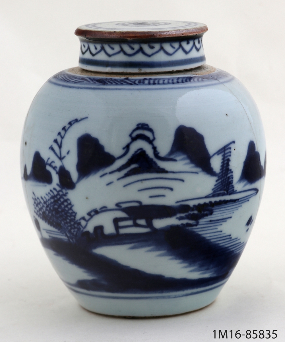 Urna med lock, av kinesiskt porslin. Målad dekor: landskap i blått.