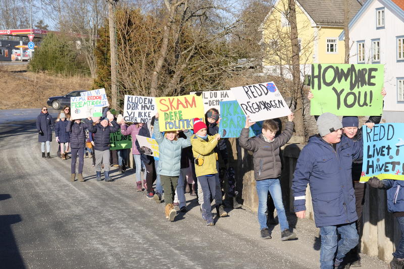 Klima opptoget som elevene fra Eidsvoll Verk skole laget er på vei til Eidsvollsbygningen. (Foto/Photo)