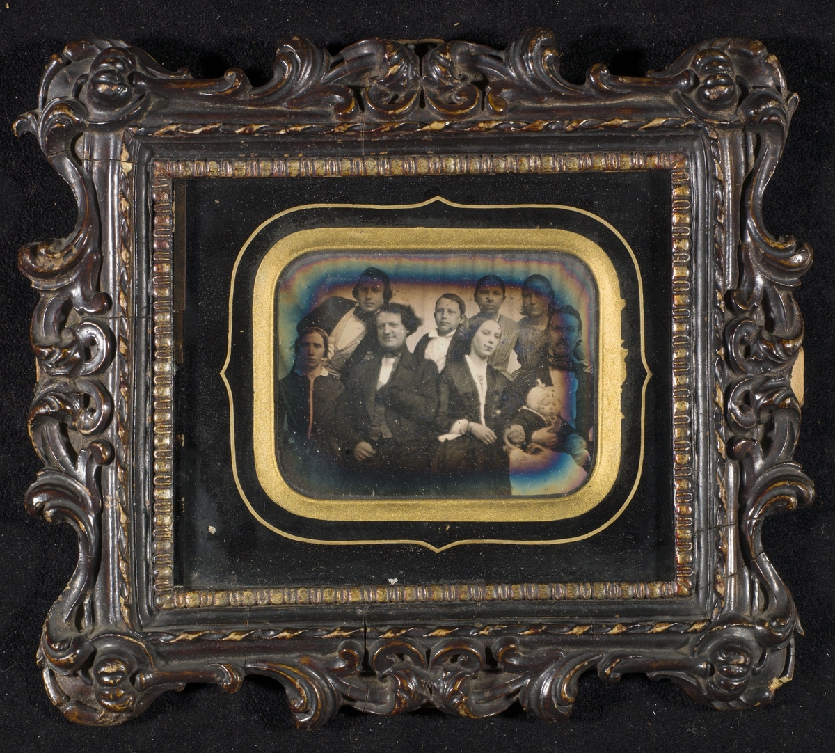Daguerreotypi av ni personer.