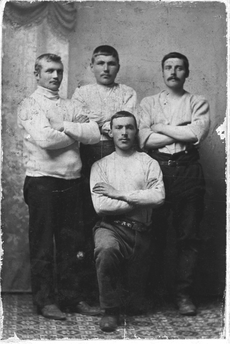 Topptrente idrettsmenn i Vadsø ca. 1920. Bak fra venstre Frans Emil Hildonen (f. 1885), Johan Leonard Hildonen (f. 1886) og Hjalmar Øyvind Niemi (f. 1884) og foran Johan Alfred Kestilæ (f. 1884).