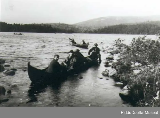 Elvebåter på vei mot Skoganvarre. Stortingets samferdselskomité på befaring 1923.