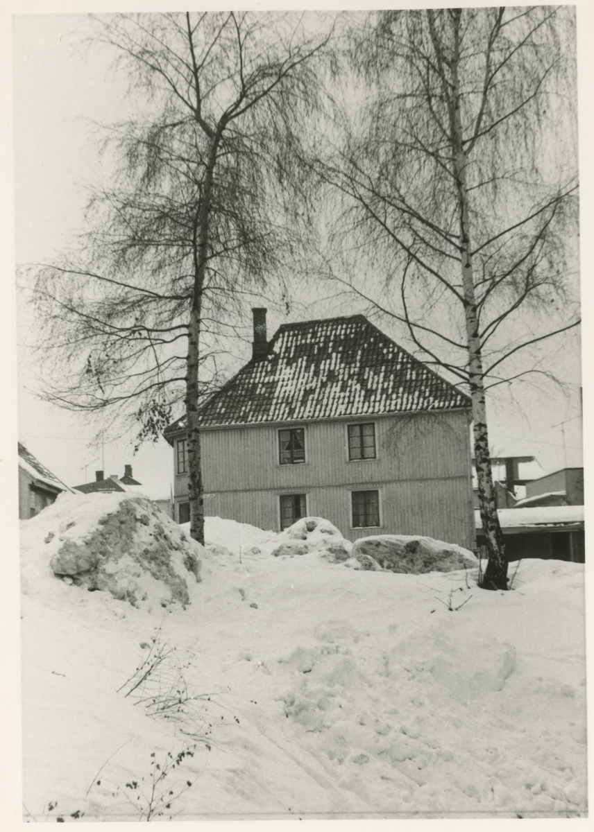 Skoggata.
Tre bilder av samme bygning.
1969.
Detaljer:	Skoggata 11.
Historikk: Revet i 1969.