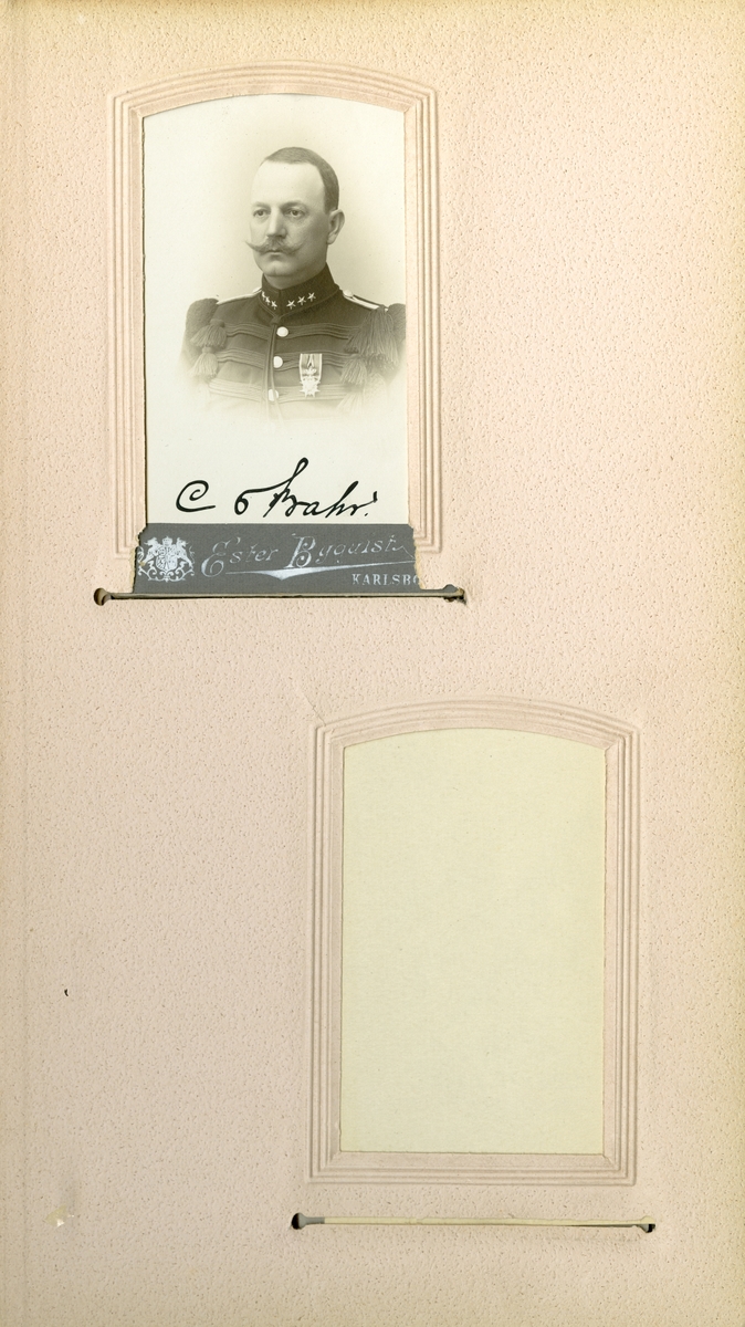 Porträtt av Carl Gustaf Oskar von Bahr, kapten vid Vaxholms grenadjärregemente I 26.

Se även bild AMA.0006946 och AMA.0022089.