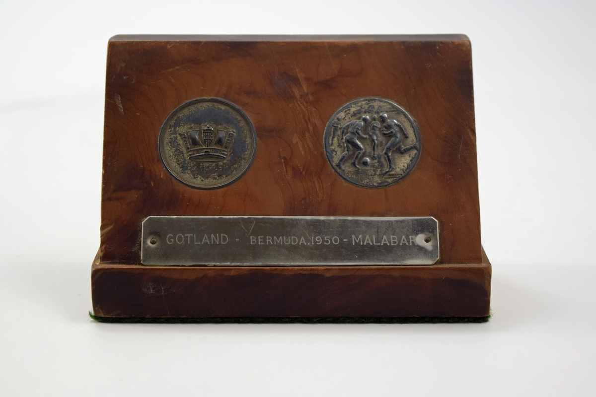 Fotbollspris bestående av träklots med två infällda medaljer samt en silverplatta.

Inskription på silverpplåten: "Gotland-Bermuda 1950 - Malabar".