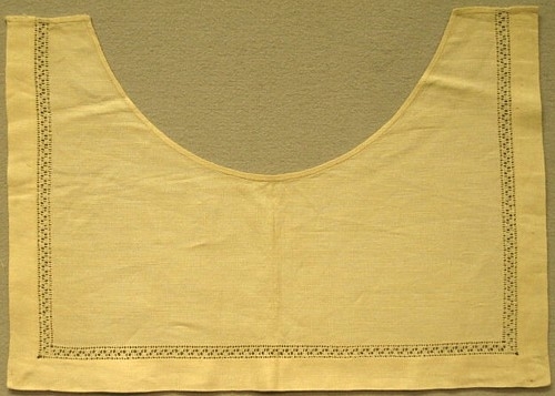 Hålsömsbroderad krage i linne, sjömansmodell.Se fotoarkivet 1:5