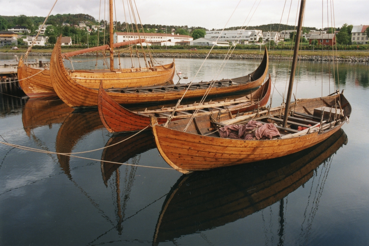 Motiv av båter ved brygga til Sunnmøre Museum. Her ligger blant annet Kvalsundskipet og Borgundknarren som ble bygd som replika for museet.