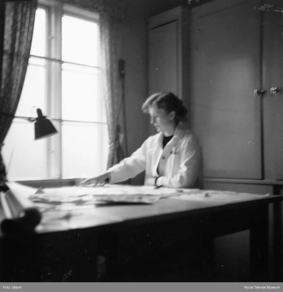 Designer Sissi Bjønness ved tegnebordet, Hjula Væveri, 1951